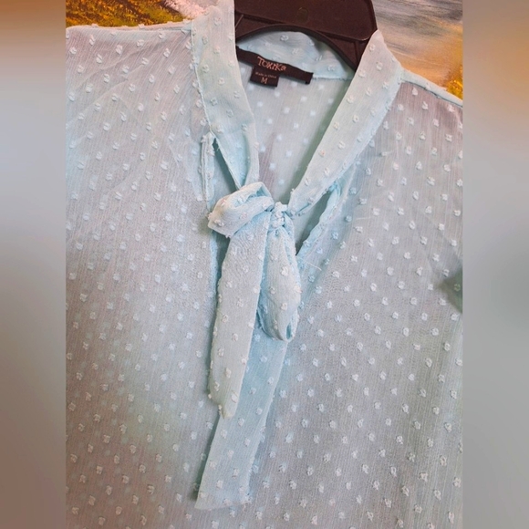 Woman blouse. Size medium.        100% Polyester. Excelent condition! - Picture 2 of 6